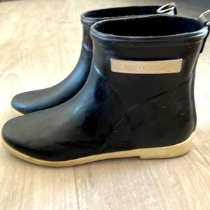 Alice and Whittles black rain boots